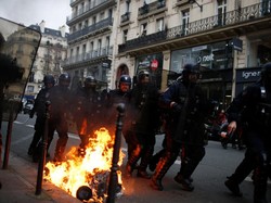 Polisi dan Demonstran Bentrok di Paris, 30 Orang Terluka