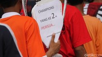Jakmania, yang dikenal militan mendukung Persija, terlihat sudah bersiap memberikan dukungan untuk klub kesayangannya.