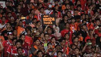 Mereka juga membawa sejumlah atribut seperti poster.
