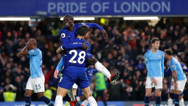 N'Golo Kante mencetak gol pertama Chelsea saat mengalahkan Manchester City.