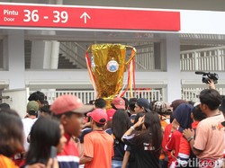 Mereka juga membawa sejumlah atribut seperti replika piala Liga 1.