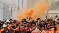 Yel-yel terus diteriakan para suporter.