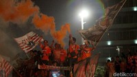 Beginilah para supporter tim Persija Jakarta dalam merayakan kemenangannya.