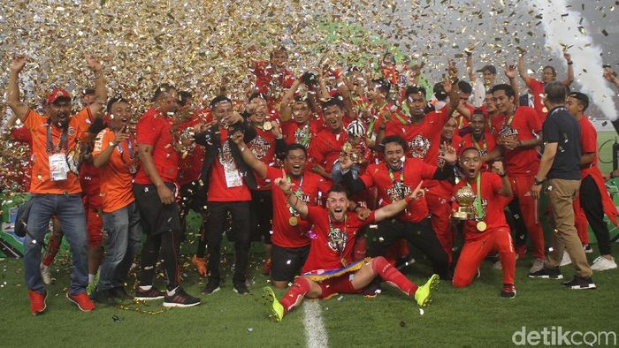 Pemain Persija Jakarta merayakan gelar juara Liga 1. (Foto: Rifkianto Nugroho/Detikcom) Pemain Persija Jakarta merayakan gelar juara Liga 1. (Foto: Rifkianto Nugroho/Detikcom)