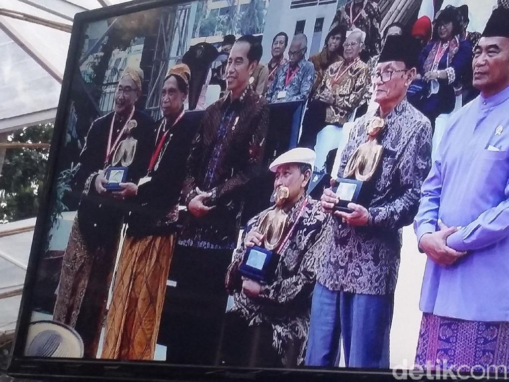 Jokowi Terima Naskah Strategi Kebudayaan dari Para Budayawan Jokowi Terima Naskah Strategi Kebudayaan dari Para Budayawan