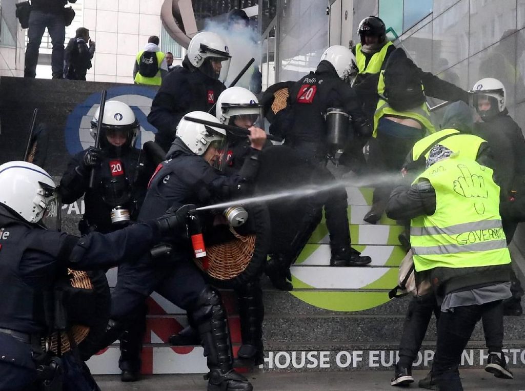 Tambah Lagi, 400 Demonstran Rompi Kuning Ditangkap Polisi Belgia Tambah Lagi, 400 Demonstran Rompi Kuning Ditangkap Polisi Belgia