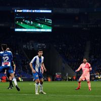 Messi Bikin Dua Gol Tendangan Bebas, Barcelona Gilas Espanyol