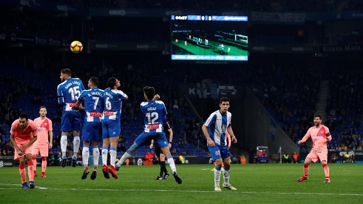 Lionel Messi mencetak dua gol tendangan bebas saat Barcelona mengalahkan Espanyol (REUTERS/Albert Gea)