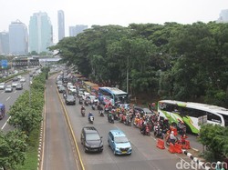 Sebelumnya, Polda Metro Jaya mengatakan sebanyak 7.000 polisi akan dikerahkan untuk mengamankan laga pertandingan ini.