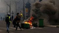 Foto: Polisi Bentrok dengan Demonstran Rompi Kuning di Paris