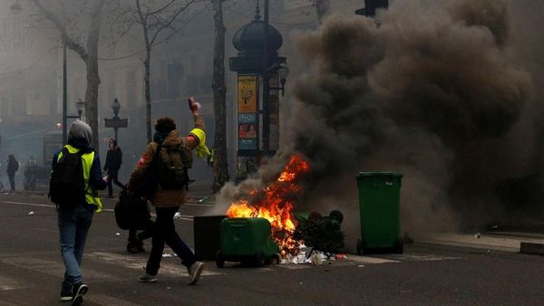 Foto: Polisi Bentrok dengan Demonstran Rompi Kuning di Paris