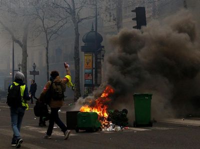 Foto: Polisi Bentrok dengan Demonstran Rompi Kuning di Paris