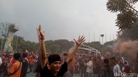 Untuk menyiasati hal ini pihak Panpel Persija izin dengan Kemenpora untuk memasang big screen di lapangan gedung Kemenpora. (Randy Prasatya/detikSport)