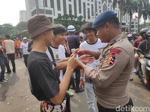 Polisi Cek Tas Suporter Jelang Laga Persija Vs Mitra Kukar Polisi Cek Tas Suporter Jelang Laga Persija Vs Mitra Kukar