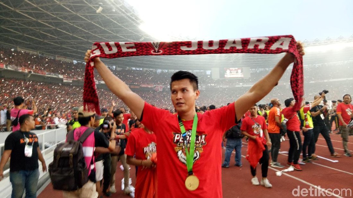 Shahar Ginanjar merayakan keberhasilan Persija Jakarta jadi juara Liga 1 2018 (Randy Prasatya/detikSport)