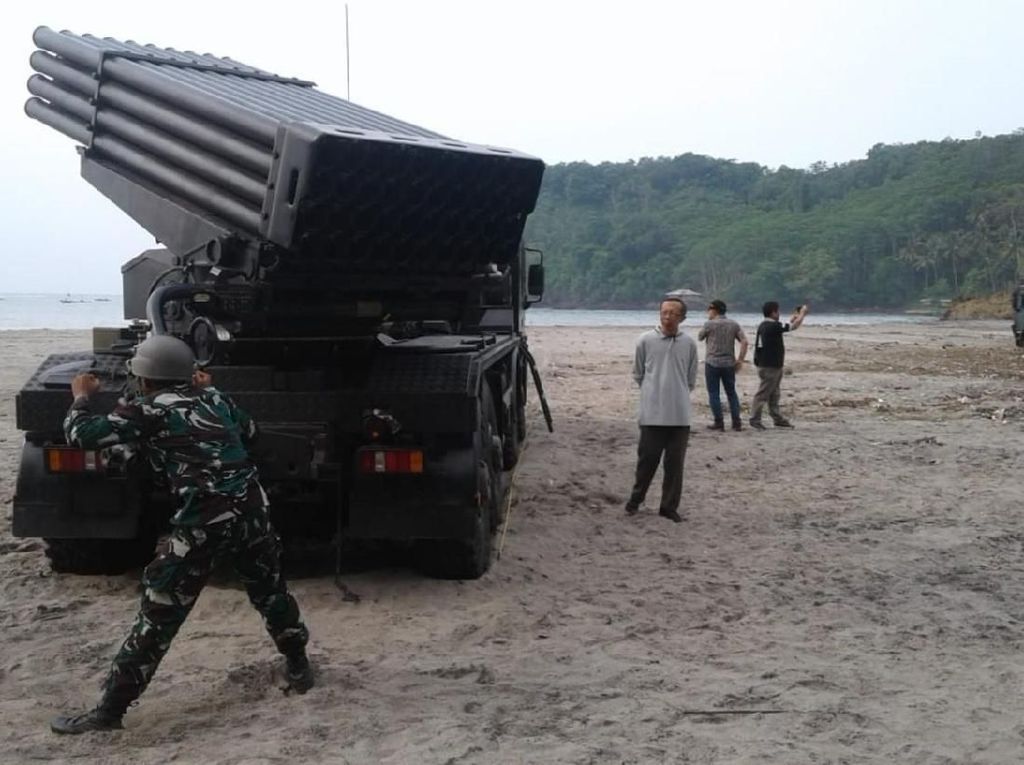 Roket Buatan Pindad Akan Diuji Coba di Sukabumi Roket Buatan Pindad Akan Diuji Coba di Sukabumi