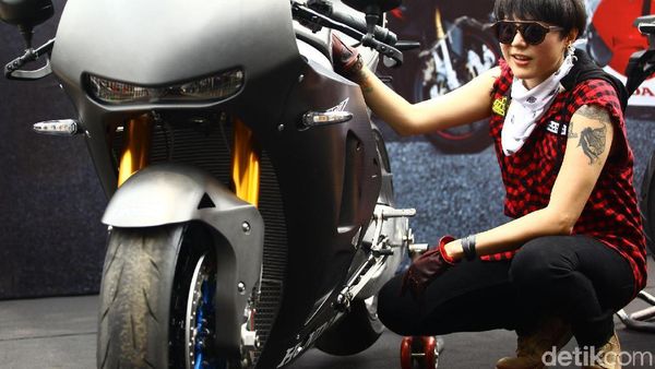 Gaya Poppy Sovia di Atas Motor Marquez Versi Jalan Raya