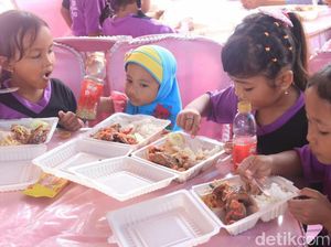 Gerakan Gemar Ikan, Anak-anak Banyuwangi Makan Ikan di Pantai