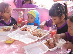 Gerakan Gemar Ikan, Anak-anak Banyuwangi Makan Ikan di Pantai