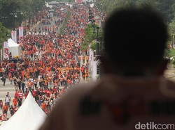 Jakmania, pendukung klub Ibu Kota tersebut, terlihat berkerumun di kawasan GBK.