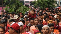 Massa The Jakmania tampak bersemangat untuk menonton pertandingan penentuan juara Liga 1 itu.