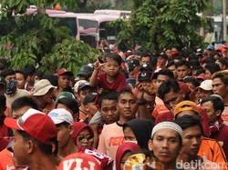 Massa The Jakmania tampak bersemangat untuk menonton pertandingan penentuan juara Liga 1 itu.