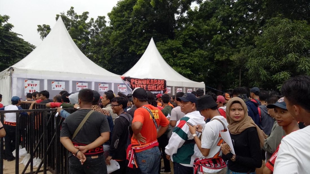 Pendukung Persija Jakarta mengantre tiket di lapangan Blok S, Jakarta Selatan. (Foto: Randy Prastya/detikcom)