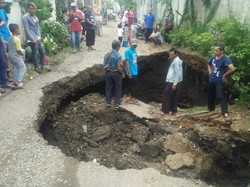 Lubang Menganga di Jalan Kutawaringin Akibat Tanah Ambles