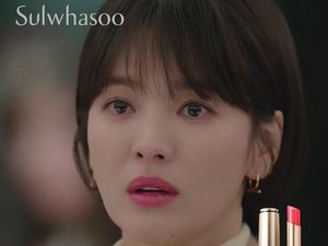 Cantiknya Song Hye Kyo Pakai Lipstik Hadiah dari Park Bo Gum