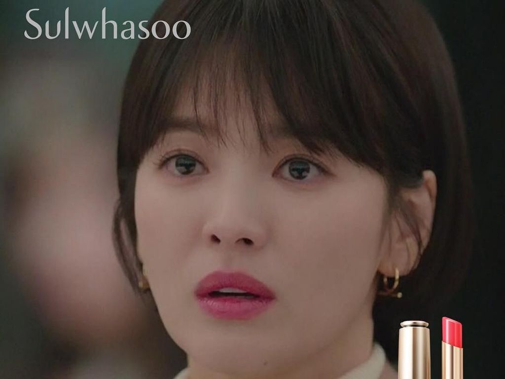 Cantiknya Song Hye Kyo Pakai Lipstik Hadiah dari Park Bo Gum Cantiknya Song Hye Kyo Pakai Lipstik Hadiah dari Park Bo Gum