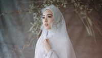 Resmi Menikah, Ini 10 Gaya Lindswell Kwok Pakai Gaun Pengantin Syari