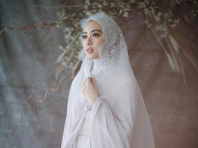 Resmi Menikah, Ini 10 Gaya Lindswell Kwok Pakai Gaun Pengantin Syari