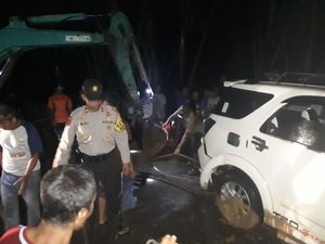 Terobos Banjir, Mobil di Bangka Belitung Terseret ke Sungai Terobos Banjir, Mobil di Bangka Belitung Terseret ke Sungai
