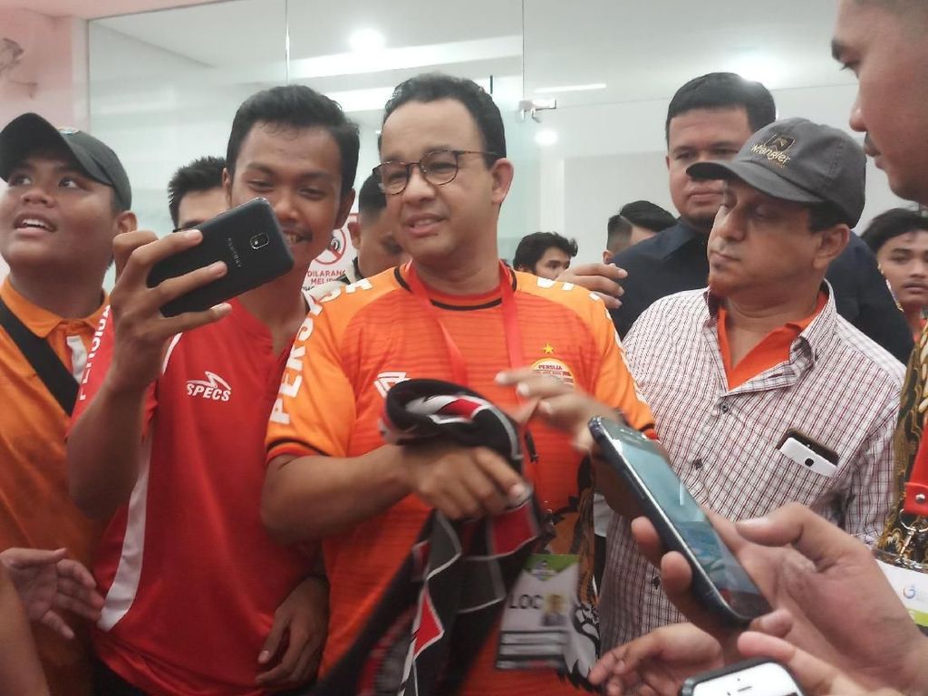 Suporter Persija Serukan Stadion Saat Foto Bareng Anies Suporter Persija Serukan Stadion Saat Foto Bareng Anies