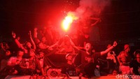 Flare dan petasan langsung dinyalakan The Jakmania. SUGBK pun mendadak diselimuti asap putih dan oranye.
