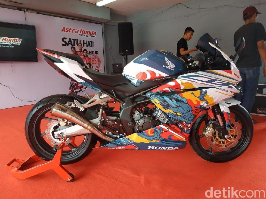 Honda CBR250RR Bermotif Naga Ikut Mejeng di Sentul Honda CBR250RR Bermotif Naga Ikut Mejeng di Sentul
