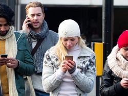 Benarkah Ponsel Bikin Kita Kurang Produktif dan Menjajah Kita?