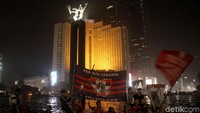 Sejumlah The Jakmania yang berkumpul di bundaran HI itu ikut menceburkan diri kedalam kolam Bunderan HI untuk merayakan kemenangan Persija.