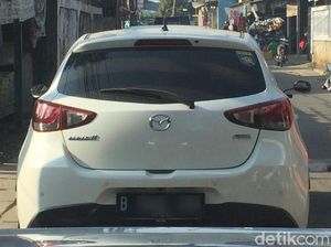 Ada yang Aneh dari Mobil Ini? Kok Pakai Spion Motor? Ada yang Aneh dari Mobil Ini? Kok Pakai Spion Motor?