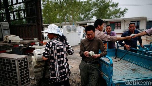 Mengintip Desa Sampah Elektronik