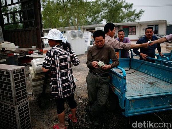 Mengintip Desa Sampah Elektronik