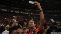 Gubernur DKI Jakarta Anies Baswedan juga ikut merayakan kemenangan Persija dengan berswafoto.