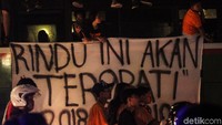 Berbagai macam spanduk pun dibawa, seperti ini salah satunya.