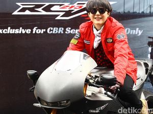 Poppy Sovia Belajar Motor Kopling Pakai Honda GL Pro Poppy Sovia Belajar Motor Kopling Pakai Honda GL Pro