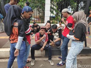 Tak Kebagian Tiket, Sebagian The Jakmania Nobar Lewat HP Tak Kebagian Tiket, Sebagian The Jakmania Nobar Lewat HP