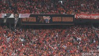 Puluhan ribu penonton terus bersorak tiada henti.
