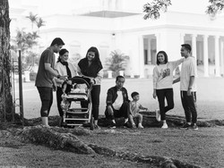 Lewat Foto Monokrom, Jokowi Unggah Momen Bareng Keluarga di Istana