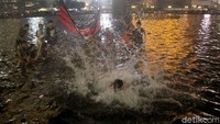 Beberapa supporter yang ikut berpesta menyeburkan diri ke dalam kolam Bunderan Hotel Indonesia.