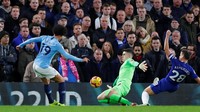 Ada satu sosok pemain belakang Chelsea yang menonjol penampilannya saat melawan City, Cesar Azpilicueta. Dia membukukan sebanyak 13 tackle, 2 blok, dan 5 intersep untuk menjaga gawan Si Biru bersih dari gol. (Foto: Eddie Keogh/Reuters)