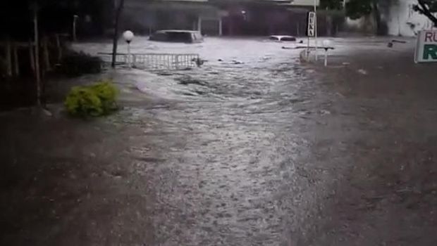 Dampak Hujan di Kota Malang: Jalanan Banjir Hingga Mobil Hanyut